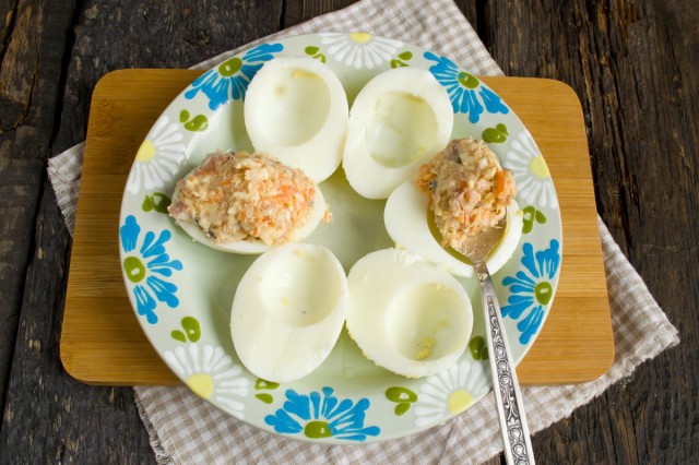 Наполняем начинкой из сельди, моркови и плавленного сыра половинки белков отваренных яиц