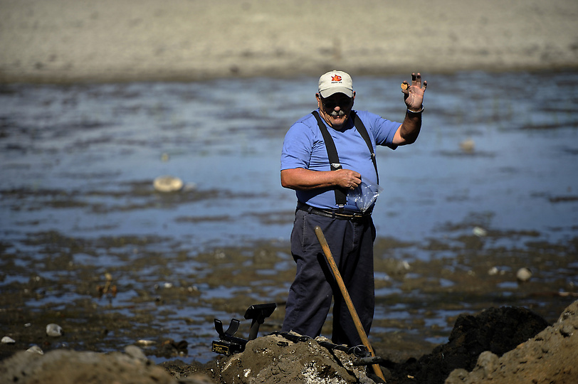 Сокровища в озере Беркели 1835 С металлоискателем по дну высохшего озера