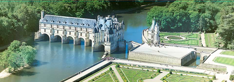 http://frogandprincess.files.wordpress.com/2010/07/chenonceau.jpg