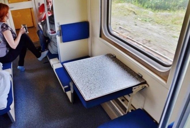 Может ли пассажир поезда снизу не пускать верхнего соседа к столику?