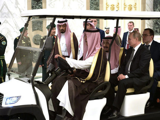 На встрече Путина с королем саудитов чиновники прятали левые руки На встрече Путина с королем саудитов чиновники прятали левые руки