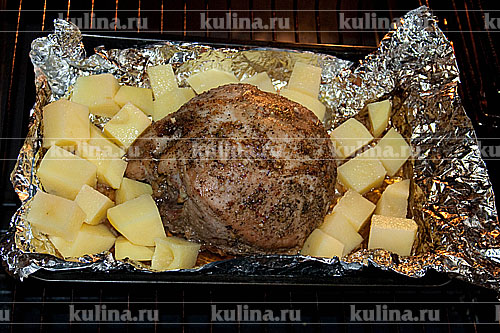 Картофель очистить, нарезать кубиками и положить к мясу, запекать до готовности мяса и овощей.