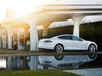 Tesla разрабатывает автоматическую зарядную станцию