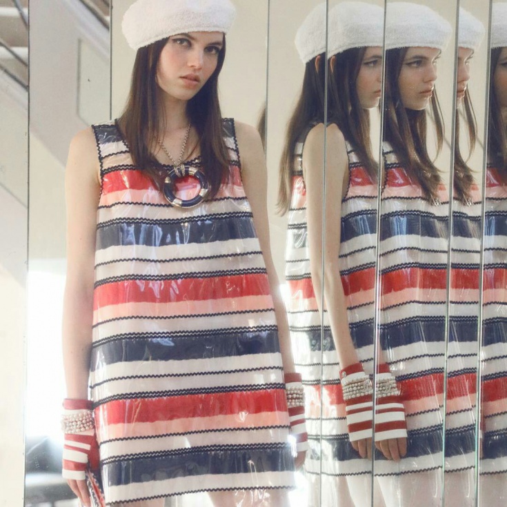 Платье с перьями Chanel Atelier Inside