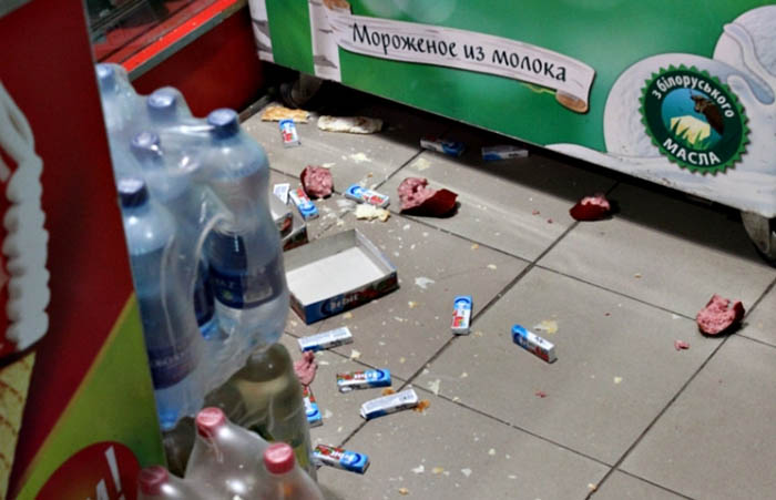 Животные понадкусывали практически все запасы сыров и колбасы. Животные понадкусывали практически все запасы сыров и колбасы.