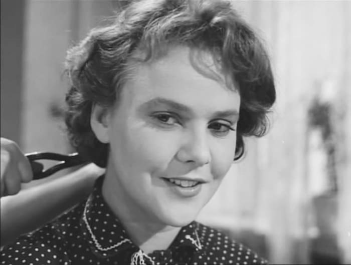 Кадр из фильма *Любовью надо дорожить*, 1959 | Фото: kino-teatr.ru Мгновение славы и годы забвения Нины Ивановой: Почему звезда фильма «Весна на Заречной улице» пропала с экранов
