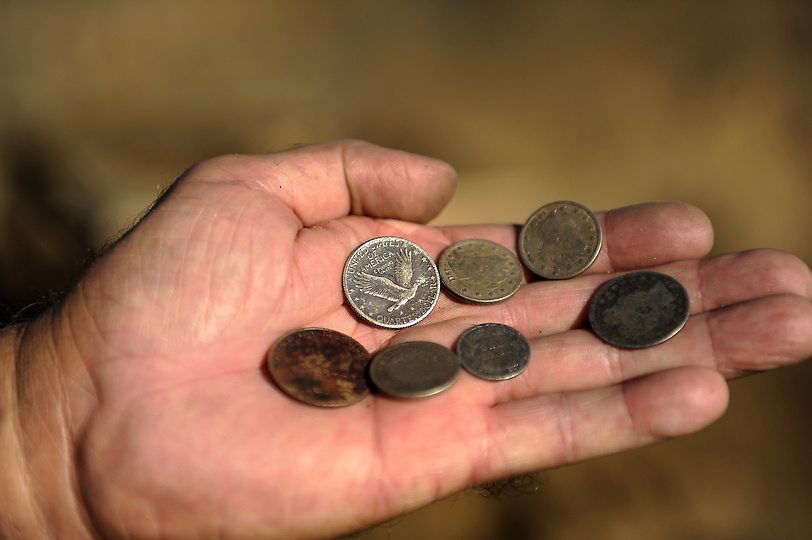 Сокровища в озере Беркели 1164 С металлоискателем по дну высохшего озера