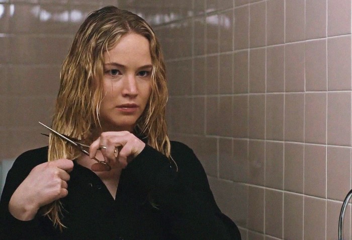 Девушка берет ножницы, подходит к зеркалу и решительными движениями начинает срезать прядь за прядью / Фото: cmp-i.com Девушка берет ножницы, подходит к зеркалу и решительными движениями начинает срезать прядь за прядью / Фото: cmp-i.com