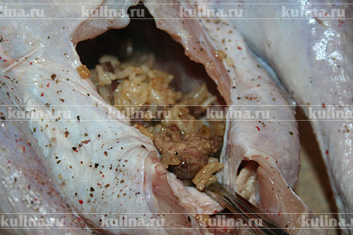 Индейка, фаршированная рисом с яблоками