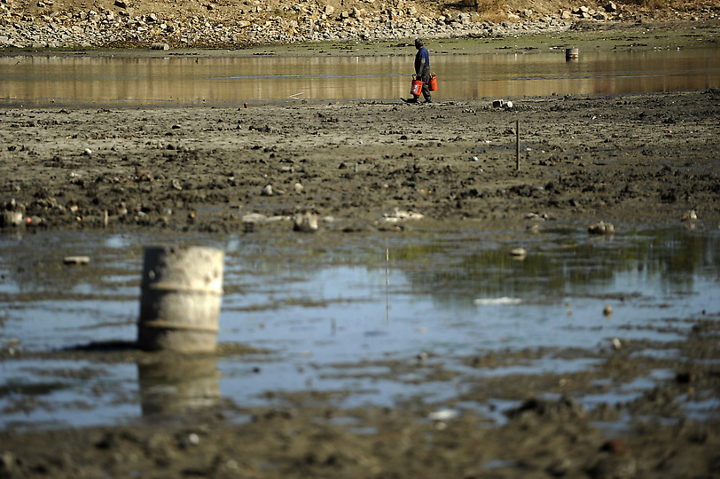 Сокровища в озере Беркели 1934 С металлоискателем по дну высохшего озера