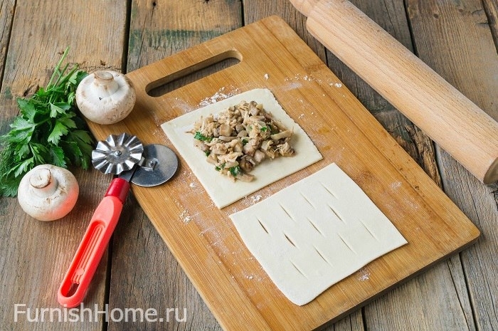 Слойки с курицей и грибами Слойки с курицей и грибами