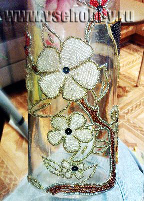 декорируем вазу бисером начинаем заполняем контуры цветов бисером