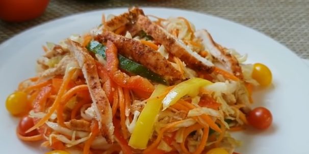 Салат из моркови, курицы, капусты и перца с соевой заправкой