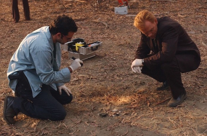 Все вещественные доказательства собирают криминалисты и затем проводят тщательную экспертизу / Фото: f.kinozon.tv Все вещественные доказательства собирают криминалисты и затем проводят тщательную экспертизу / Фото: f.kinozon.tv