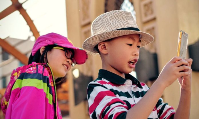 smartphone-for-kids-e1504215958699 Российские чиновники хотят спасти детские души от интернета и смартфонов