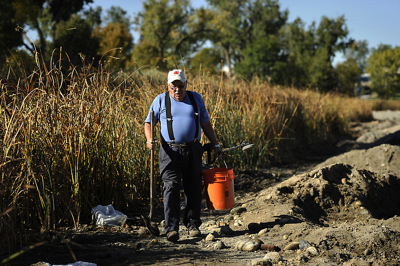 Сокровища в озере Беркели 2429 С металлоискателем по дну высохшего озера