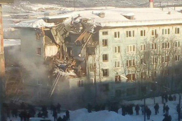 Взрыв газа уничтожил три этажа жилого здания в Мурманске