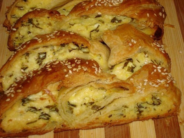 Коса из слоеного теста с сыром и зеленью