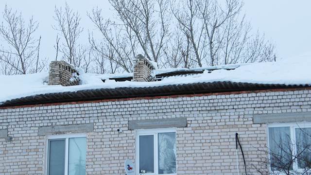Крыша многоквартирного дома обрушилась под тяжестью снега в Красноармейске