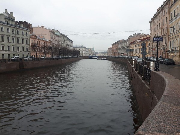 Девушка прыгнула в Мойку в треуголке Наполеона