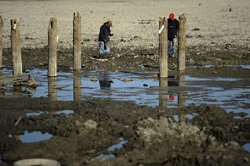 Сокровища в озере Беркели 2331 С металлоискателем по дну высохшего озера