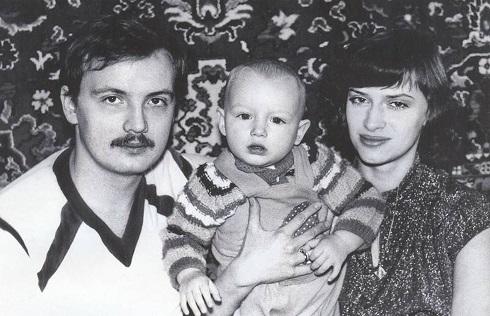 В 19 лет Наталия вышла замуж за коллегу по телефонной станции Николая Гулькина, а в 20 родила сына Алексея В 19 лет Наталия вышла замуж за коллегу по телефонной станции Николая Гулькина, а в 20 родила сына Алексея
