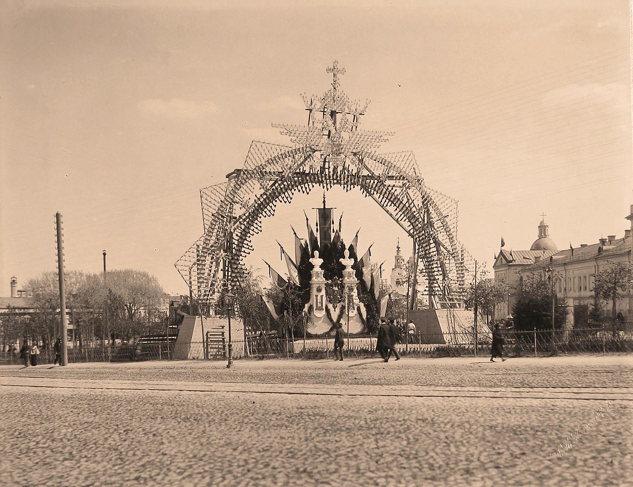 Вид одной из арок, украшенной флагами, бюстами императора и императрицы, иллюминацией, установленной на одной из площадей города Вид одной из арок, украшенной флагами, бюстами императора и императрицы, иллюминацией, установленной на одной из площадей города