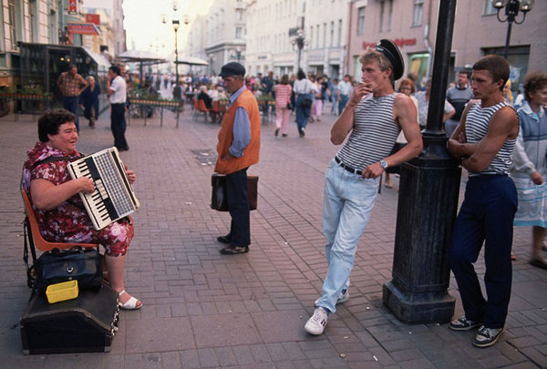 1991. Москва. Женщина играет на аккордеоне на популярной пешеходной улице Арбат