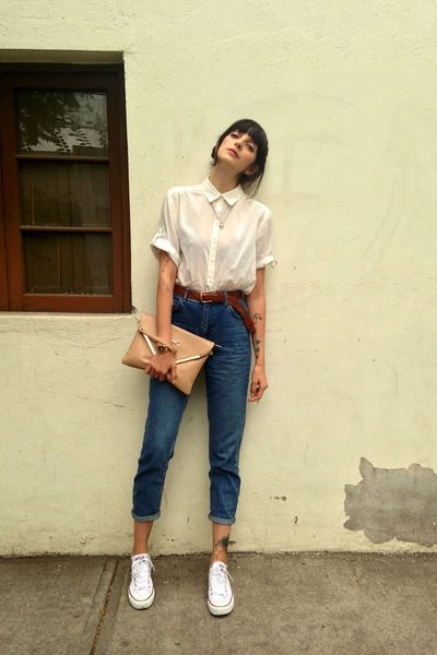Mom jeans с белой рубашкой и белыми кедами Mom jeans с белой рубашкой и белыми кедами