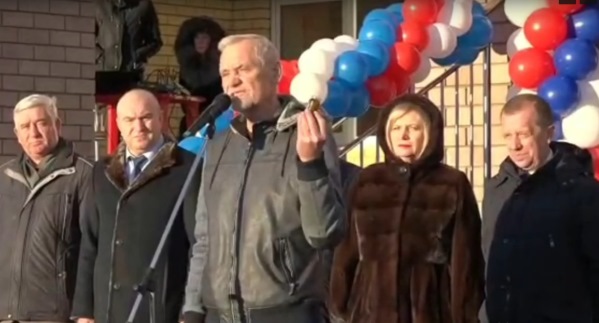 Чиновнику подарили вазелин перед приездом губернатора — видео