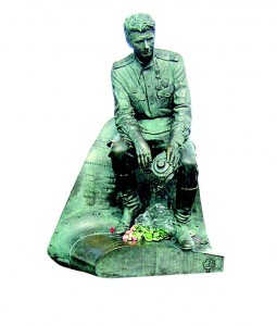 Памятник Леониду Быкову в Киеве