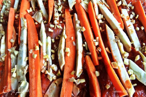 Положить, чередуя, морковь и сельдерей, сверху — чеснок.