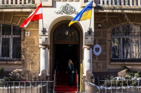 На Украине готовятся жестко и срочно наказать главу австрийского МИД за приглашение Путина
