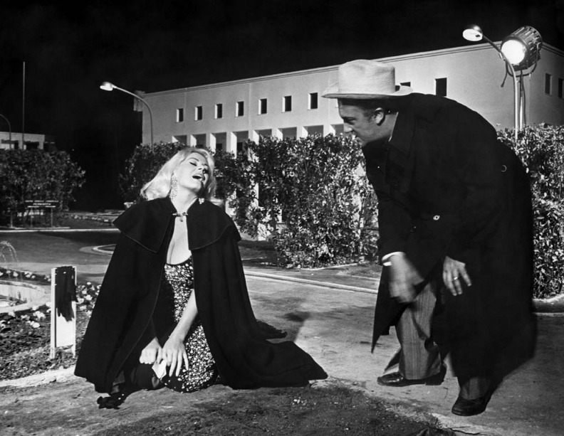Анита Экберг и Федерико Феллини во время съёмок фильма «Боккаччо 70». Фото Анита Экберг и Федерико Феллини во время съёмок фильма «Боккаччо 70». Фото