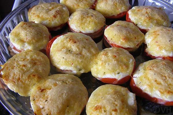 Баклажаны, запеченные с помидорами и грибами