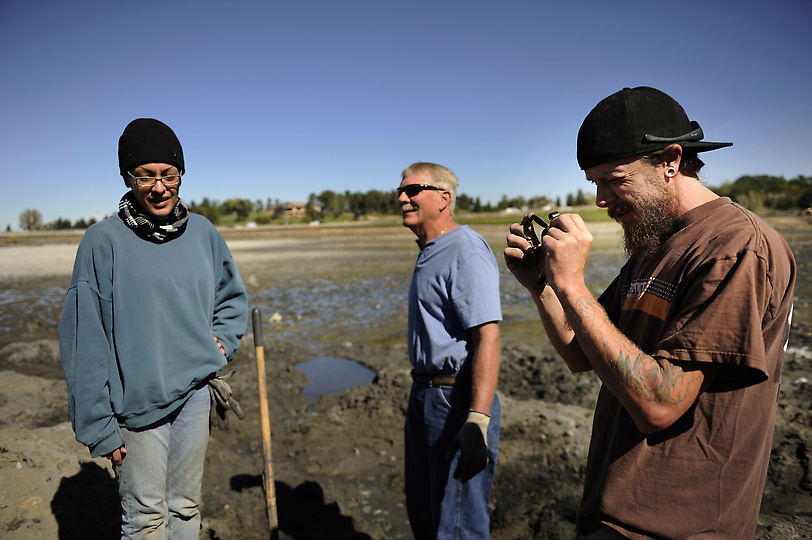 Сокровища в озере Беркели 1241 С металлоискателем по дну высохшего озера
