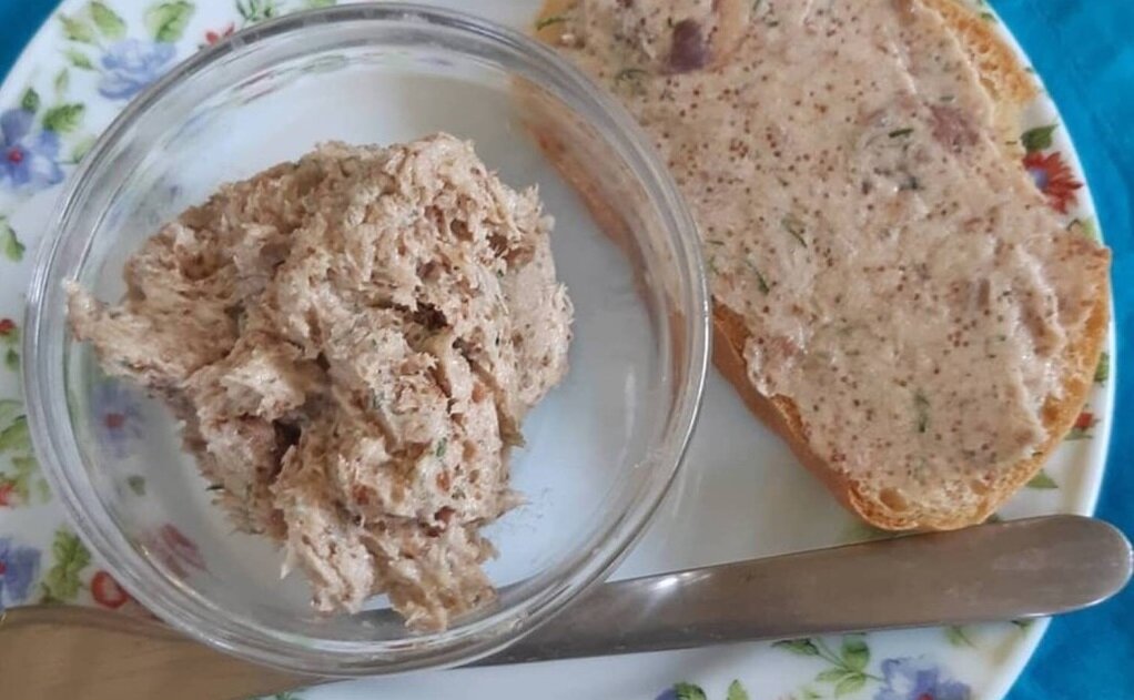 Намазка на хлеб из селедки и масла "Брежневская"