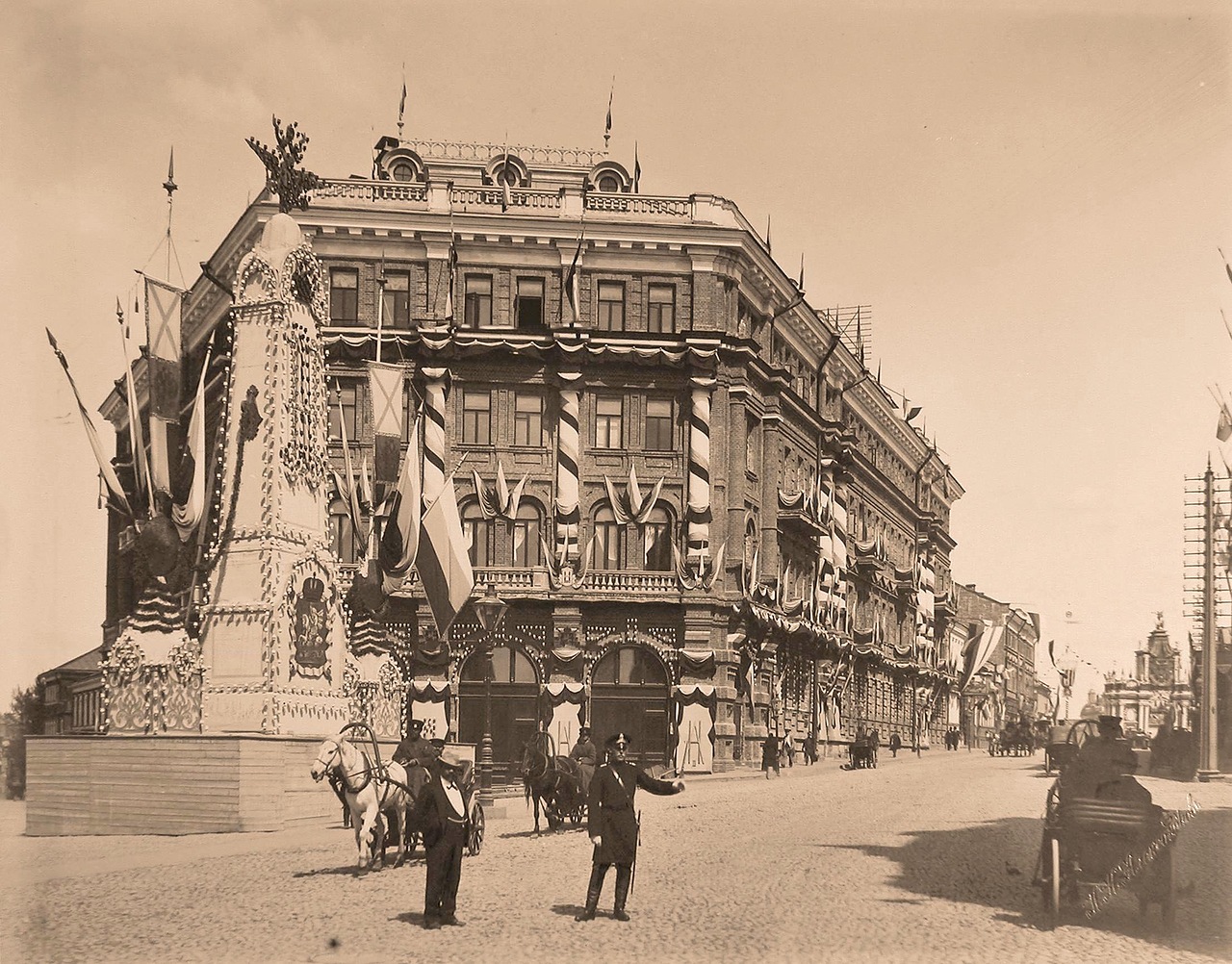 Вид празднично украшенной колонны, поставленной к торжествам коронации вблизи Красных ворот на втором плане справа у Садовой улицы.(м.б.,Садовая-Спасская или Садовая-Черногрязская) Вид празднично украшенной колонны, поставленной к торжествам коронации вблизи Красных ворот на втором плане справа у Садовой улицы.(м.б.,Садовая-Спасская или Садовая-Черногрязская)