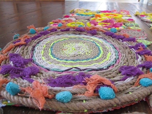 Рукодельные яркие плетёные коврики