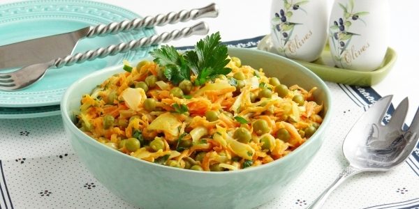 Салат из жареной моркови, лука и зелёного горошка Салат из жареной моркови, лука и зелёного горошка