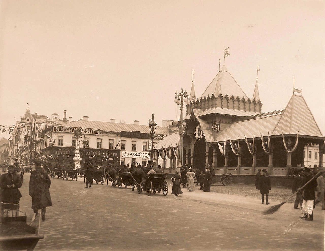Вид одного из четырёх павильонов, выстроенных к торжествам коронации, на Тверской улице Вид одного из четырёх павильонов, выстроенных к торжествам коронации, на Тверской улице