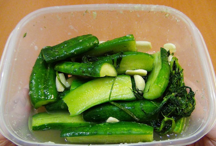 Как приготовить вкуснейшие малосольные огурчики всего за 2 часа: самый простой способ Как приготовить вкуснейшие малосольные огурчики всего за 2 часа: самый простой способ