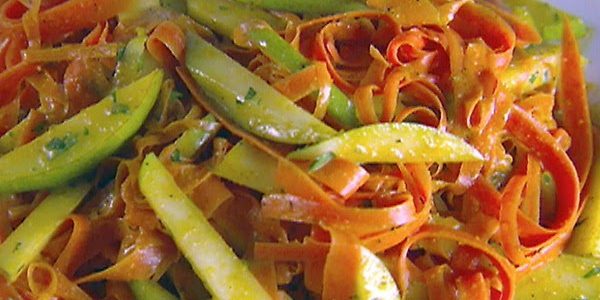 Салат из моркови и груши с пряной заправкой Салат из моркови и груши с пряной заправкой