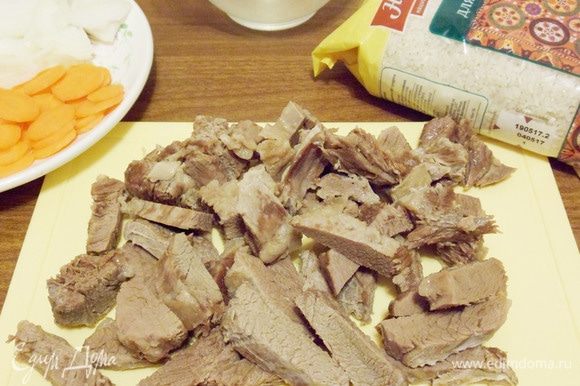 Отварное мясо нарезать брусочками. Отварное мясо нарезать брусочками.
