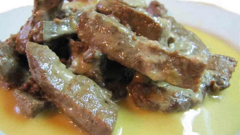 Печень с яблоками «По-берлински»