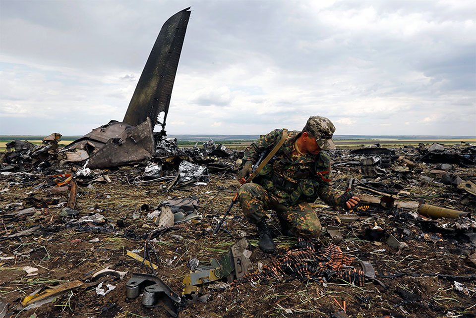 Бойцы ЛНР на месте падения Ил-76