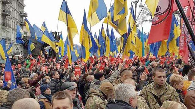 Мужчина попытался пронести винтовку, нож и пистолет на митинг у Верховной рады Украины