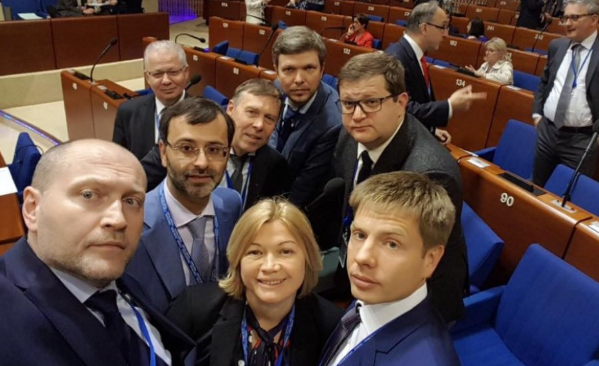 Делегация Украины в ПАСЕ окружила российскую журналистку, спела гимн Украины и разбила микрофон Делегация Украины в ПАСЕ окружила российскую журналистку, спела гимн Украины и разбила микрофон