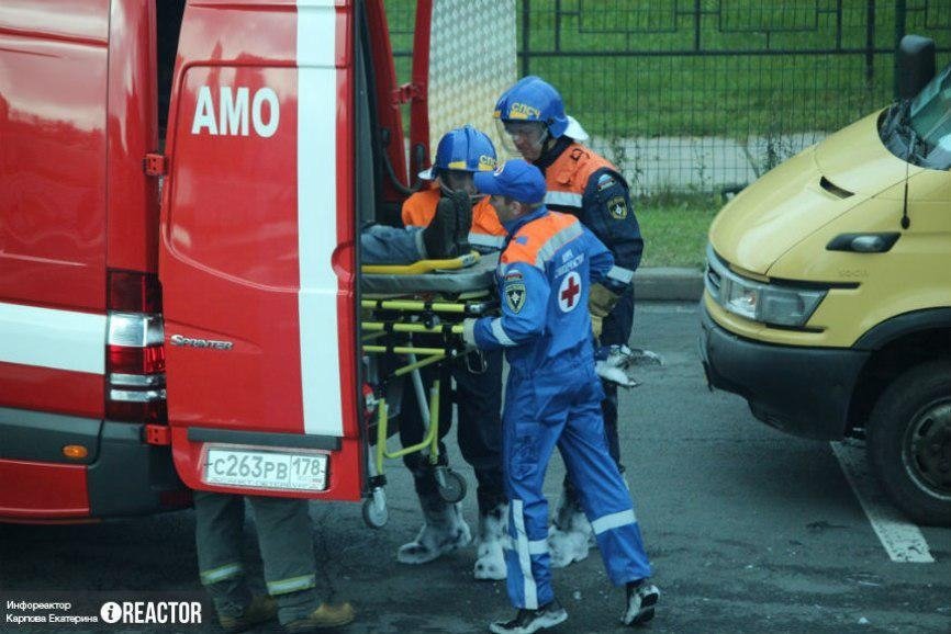 На детской площадке в Ярославле найдено тело мужчины и полупустая бутылка вина