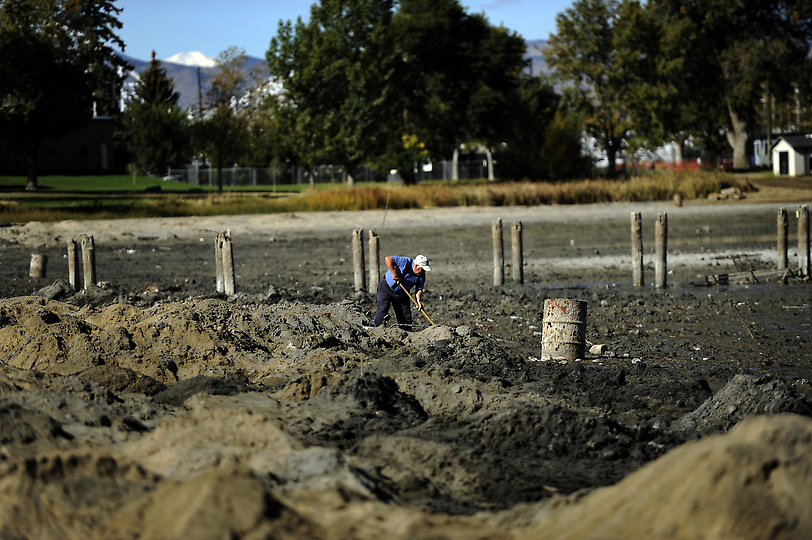 Сокровища в озере Беркели 2529 С металлоискателем по дну высохшего озера
